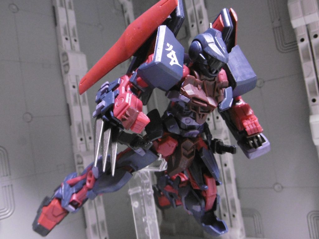 隠密偵察忍者の設定を組むと、まず見る機会の無い飛行ポージング。
スラスターを付けたなら、設定を無視してでも一度は見てみたいのが、飛行モーション。せっかく作ったので記念に撮ってみました