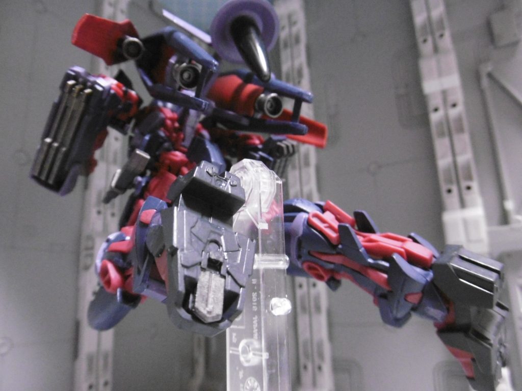 斜め後ろの下から見上げるのが好きです。かっこいい

ＨＧ後期のアストレイは可動が良くて楽しいです。しかしノーネイム以外は膝関節が中で外れ易いのと、その修正を分解なしにやろうとすると外装干渉による塗膜剥がれを起こし易い難点もありますね。
シビリアンのバックパックも塗装すると可動がかなり窮屈に。可動部にＡＢＳが使われていて周囲も塗装し難く、表面を塗装するとスラスターはテコの原理でしか展開できず（かなり固く感じたＡＢＳ可動部）、その際に塗膜もガリガリやられました。今回の撮影中に部分的な再塗装が何度もあり、苦労させられました