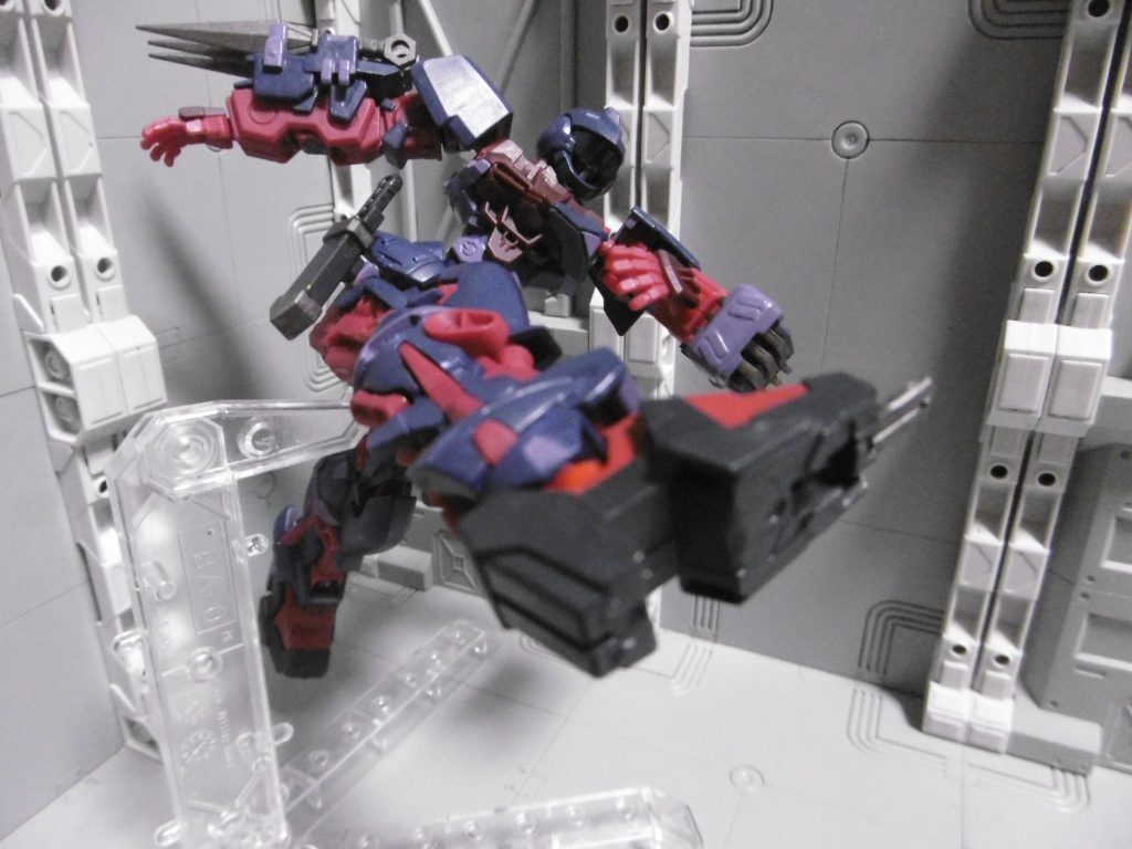 ノーネイムの腰は通常のアストレイと比べて可動域が広く、アクション向き。リアアーマーも中央のみ残して軽量化。より大胆なアクションも可能に（忍者としてはあまり相応しくありませんが）