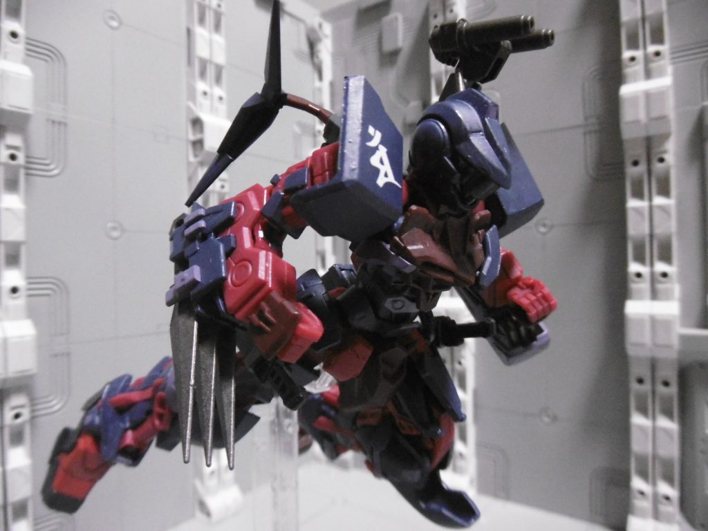 装備共有なため苦無籠手も可。電磁ナックル以上にニンジャらしさが出たように思います。もちろんミストレイに電磁ナックル装備も可
ミストレイでも同じ構図の写真を撮っていますが、最初に撮れたのはコチラ。好戦的かつ機動戦に向くラセットリッパーの方がより相応しく感じます。飛べなくても跳べる