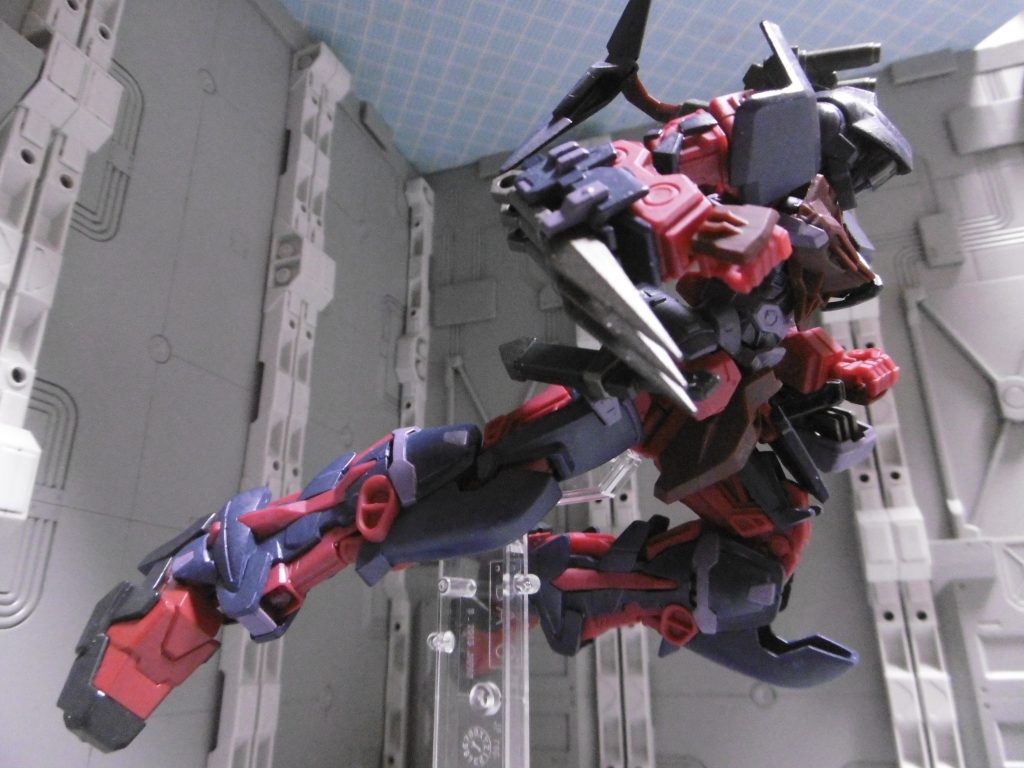 追加スラスターが無いため飛行ではなく、壁や地面を蹴っての跳躍をイメージしています。躍動感ではミストレイ以上か