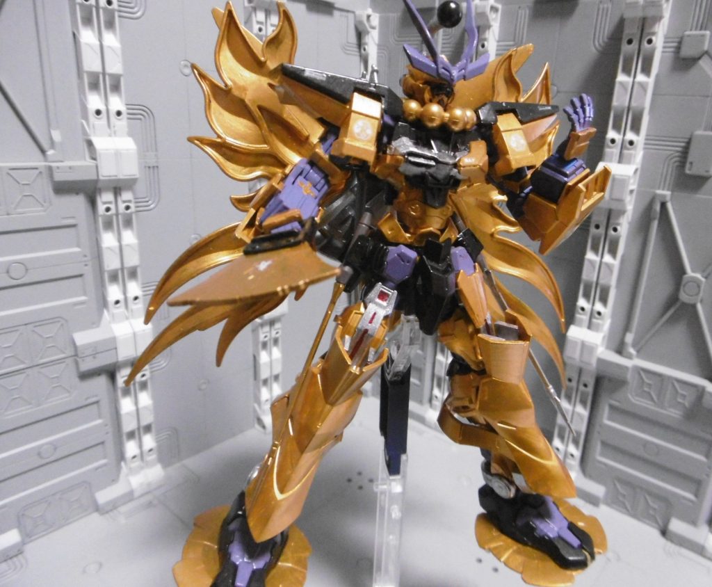 扇子【天晴】:アッパレ。同名に由来
→ ヤタノカガミを搭載。射撃属性のビーム弾を跳ね返す
籠手【金剛】:コンゴウ。金剛石に由来
→ 小粒の金剛石(ダイヤモンド)を高速乱射する
数珠【弥帝】:ミカド。ありそうな超運石に由来
→ 金運と財運のみ集中強化するパワーストーン
水器【浮世】:ウキヨ。心変わりのし易さに由来
→ 自力飛行円盤
レッドフレームのパーソナルマーク(MG戦国アストレイに付属する物)を、ブルーフレームセカンドLの両肩に貼り、紋付羽織っぽくしました。ノーネイムの脚部外装も袴っぽく見えます