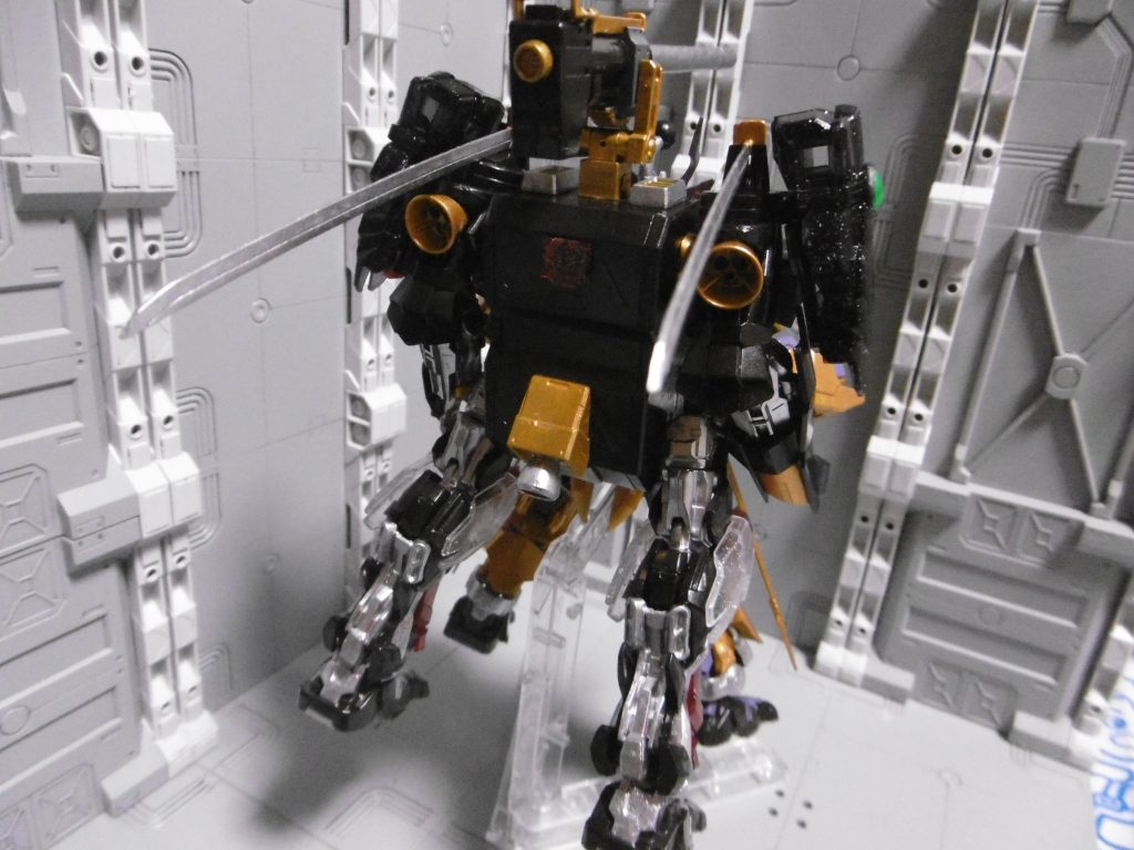 でも外見上は「おんぶ」
流石に重すぎて自立しません