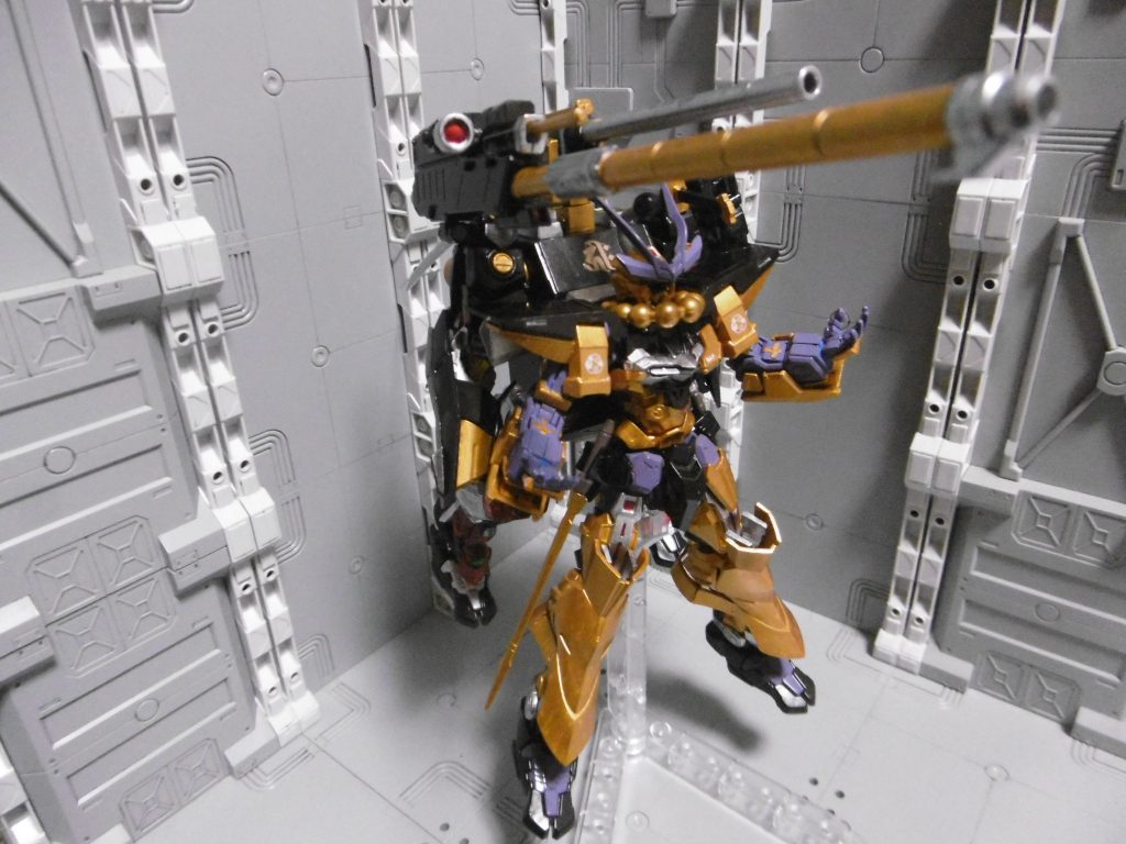 見た目は酷くても威力は折り紙つき。
オプション装備で長距離射撃も可能になり、射程の死角が無くなります