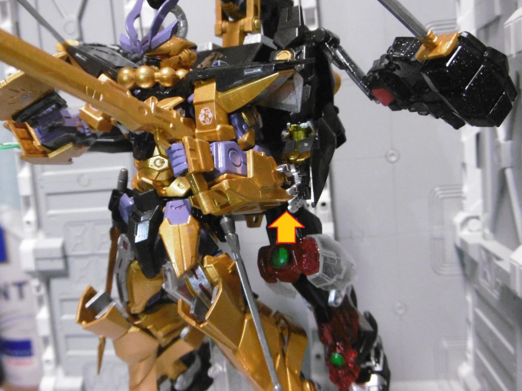 左手で優しく支えて、銃の安定性&命中精度向上