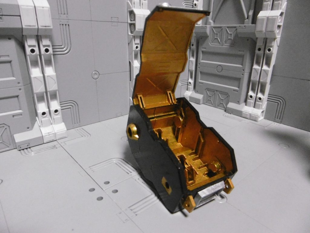 元々は宝物庫イメージから始まり、その番人としての意味もありました。配色は黒と金を主体に宝箱っぽくしています