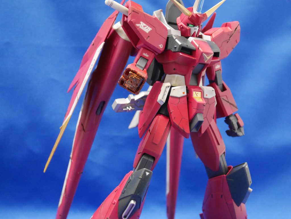 右腕のパーツを切断し、エバーグリーンのプラ材を配置して内装を作りました。
スターブライトゴールドとクリアオレンジを塗装して、サーベルの切断面を再現しています。