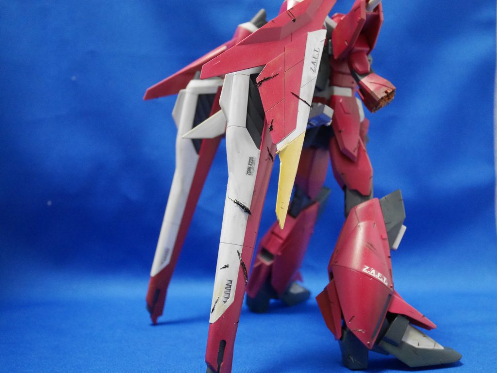 蝋燭で炙ったデザインナイフで切りつけて、ダメージ表現を追加しています。
ライフルはキットそのままでは腰にマウントできないため、ネオジム磁石で接続