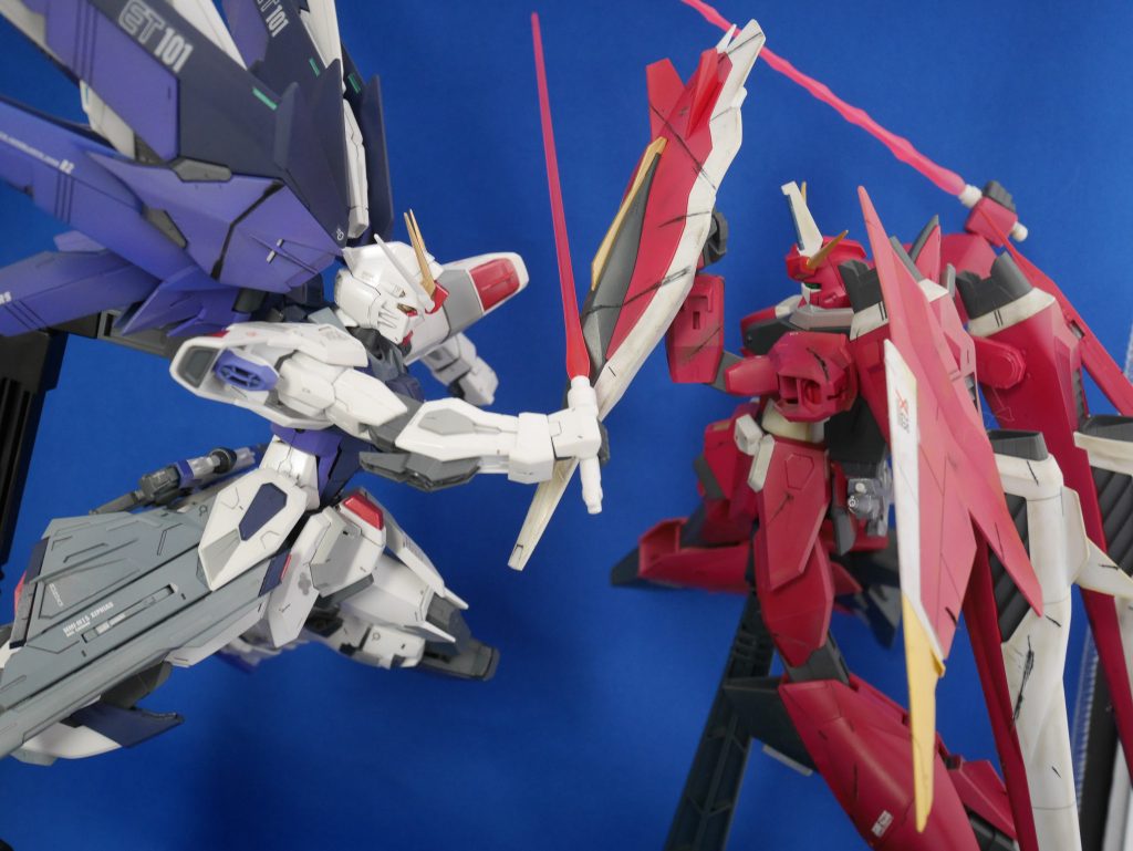 シールドを改修し、ハンドグリップで握れるようにし、
劇中の持ち方を再現しました。