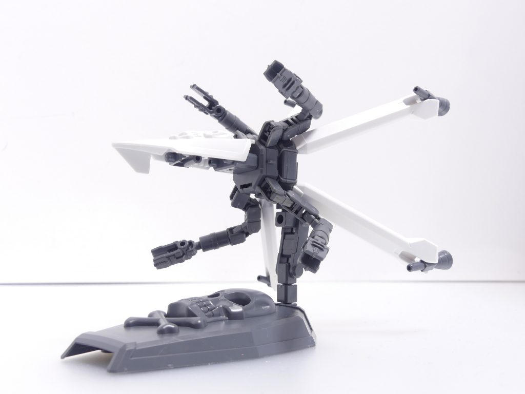 スカルウェポン:クロスボーン・ガンダムからヒントを得たオリジナル武装の集合体。その一部は支援機として活用でき、4本のアームとスラスターで常軌を逸した機動、攻撃を行う。もともとクロボン魔王のバックパックはアームパックとスラスター(リフレクターミラーユニット)の二重構造となっており、本ウェポンはそこからさらにアーム2本を追加、ガンプラバトルアームアームズ(第14改参照)とほぼ同様のアーム先端パーツを足した物になっています。接続は、アーム部分が前AGP二軸の後ろ1・2穴。スラスター部分は前1軸の後ろ1軸(蓋を外してスタンドなどに対応)。本キットに付属するジョイントパーツ各種をつなぎ合わせ、単独で飾ることもできます。