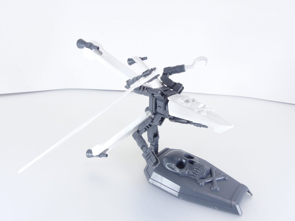 アームアームズと同様、アームの先端は角軸にのみ対応(丸軸はテンションで保持)。本キット付属の各種武器を持たせて。アーム先端をフックに切り替えることも可能です。スラスターは先端のバーニアも可動。