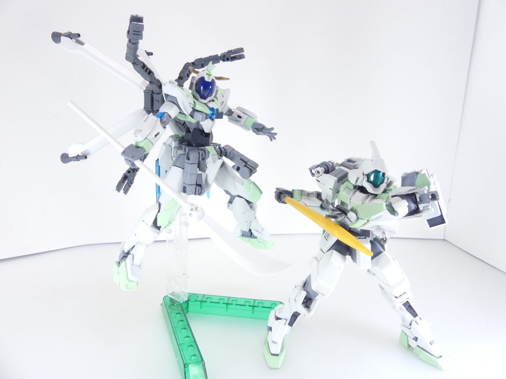ヴィンテージにナギナタ、ネイキッドにアームパックのサーベル。アームパックは本来クロボン魔王のビームエフェクトを付けますが、一般的なサーベル(SB-7,13)刃をはめることも一応可能。先端軸径が一番ぴったりなのはヴァリュアブルポッドのサーベル刃・・・*ギャンサーベル*だったりもします。ちなみにスタンド、トップ写真ではネイキッドに使っていますが・・・そのままだと若干低めで足がつきます。他のジョイントパーツも駆使して延長すれば合うかな。