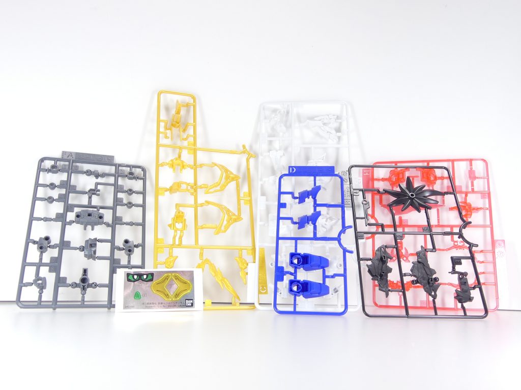 ランナー。ブリッジを駆使。主人公なのにランナー英字に抜けがあるのがなんだか不穏(高価格帯キットに合わせているのかな)。
主に赤クリアパーツはブラックライトで発光。