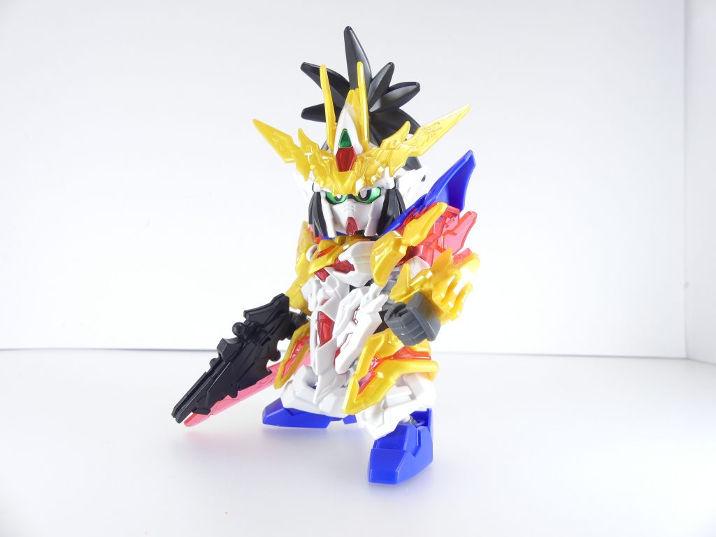 素組みで完成。
金色部分は三国伝BBW以降と同様のグロスインジェクション。*「組み上げただけでSD史上最高峰の色分けを実現」*と謳われているように、特に頭部の分割に力を入れています。
その分下半身(足首など)の色分けは若干心許なかったり。
素組みでの可動範囲や内部フレームについては後日更新のブログで。