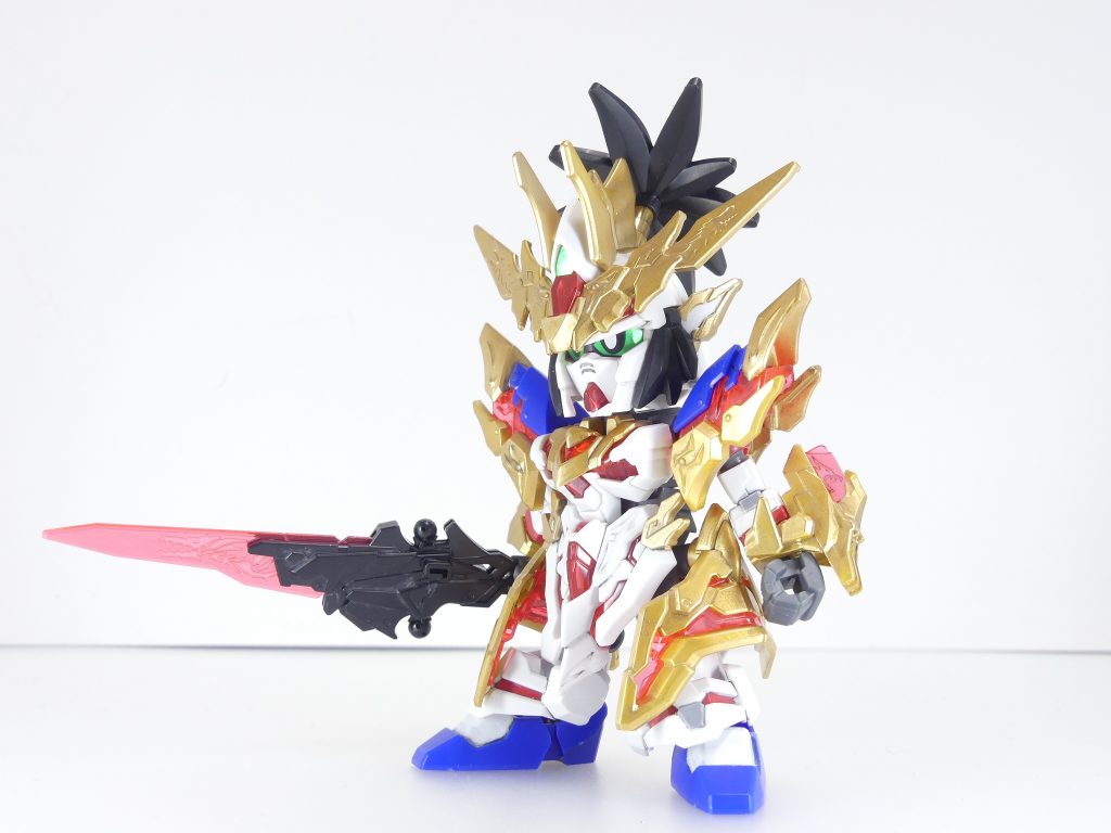 ・・・と言うことで部分塗装。
金色部分はMr.カラーのゴールド(透ける肩の青・赤クリア部分はガイアブライトゴールドを下塗り)で、赤はMSレッド、白はMSホワイト、グレー部をタミヤラッカー舞鶴グレーでそれぞれ筆塗り。
髪の毛はメラミンスポンジでつや消ししています。まるで完成見本のよう。
それだけキット自体のエッジが立って出来が良いと言うことです。