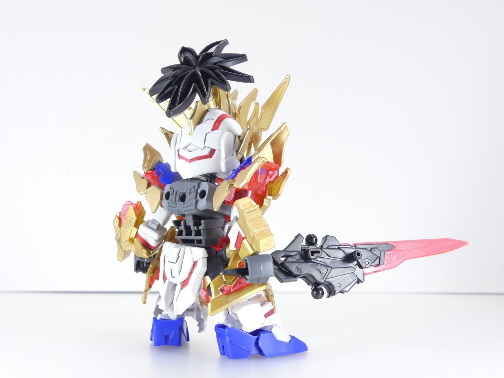 後ろから。
グレー部分は創傑伝の共通フレームです。頭・腰の後ろの赤線などは塗装です。
フレームはKPSでポリキャップレスですがSDCSよりも肩の軸などが強化されているような(差し込み・抜きを繰り返しても白化しにくい)。
KPSが云々言われますが、個人的にはSDCSよりも遊びやすく好印象です。