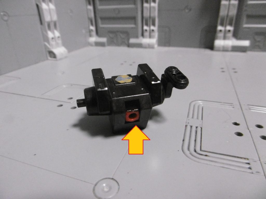 向きはほぼ固定されますが、3mm化の恩恵の方が大きいです。
右側は別HGBCのジョイント(バトルアームアームズ)のを2つ組み合わせ、滑腔砲を懸架。
左側は投げ銭を引っ掛けるだけですが、軸を落とすと不安定になってしまうため、そのまま残しました