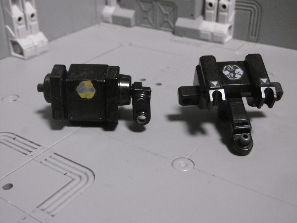 銭極将仕様(左)も超将軍仕様(右)も、バックパックそのものはスマート。共に拡張性のあるHGBCを基部としています。区別の意味も含めてパーソナルマークも色分け