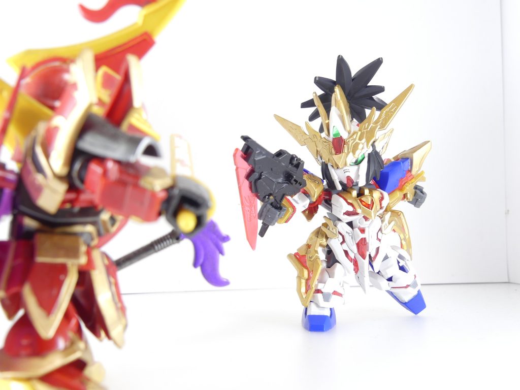 三国伝と同様肘は固定。その代わり膝が曲がります。各アーマーが干渉しやすいので注意。
頭はSDCSと同様に大きく後ろに反らすことが出来、腹部分にも同様の機構があるため「相手に向かっていく」などのポージングがやりやすいのが強み。
ちなみに手前にいるのは袁紹バウ(BB戦士版)。設定は全然違うけれど。