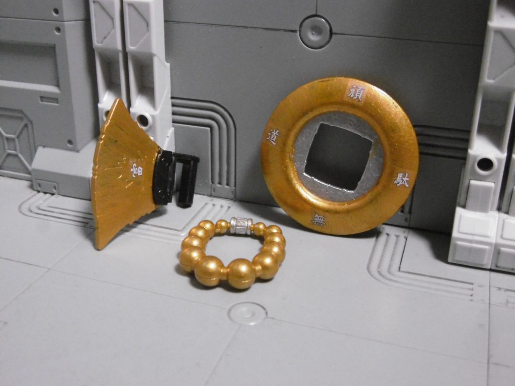 数珠を使った写真は撮っていませんが、後の『銭極三宝(三種の神器の別バージョン)』はこの頃からありました。数珠も最初は「徳の高い僧から譲り受けた」という設定があり、当然パワーストーンですらありません。どうしてああなってしまったのかは、悪ノリとしか言いようがないです