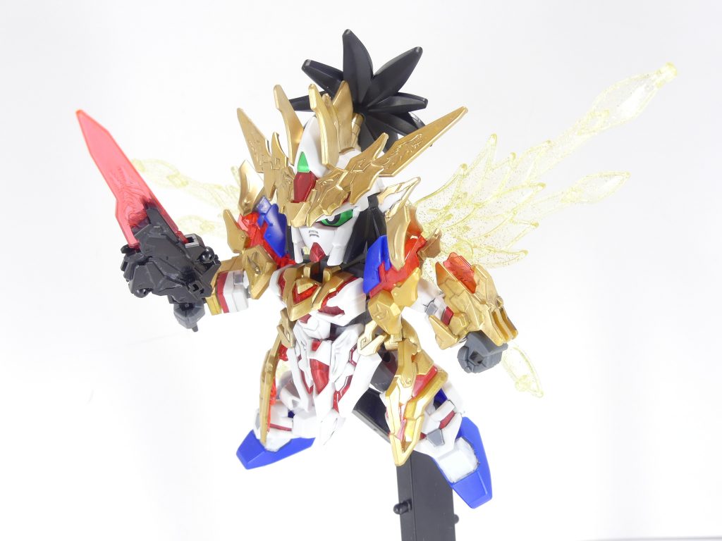 背中には中央・左右に3個の3ミリ穴。
左右の穴はAGP2穴・鉄血2穴・三国伝穴のどれでもありません。広いです。「GBNW」で以前に一度紹介した「アームアームズの2軸を使用して背負わせる」方法もありますが鉄血2穴にしか使えないかと。
ガンプラバトルに使う時には素直に一軸に頼りましょう。
なお、SDにしては珍しく、ビルドハンズを無改造で流用できます(ボール軸を若干削った方がいいかも)。
写真はスカルウェポンのジョイントを介して三国伝BBWの真孔明付属パーツ・龍鳳翼を付けてみたところ。