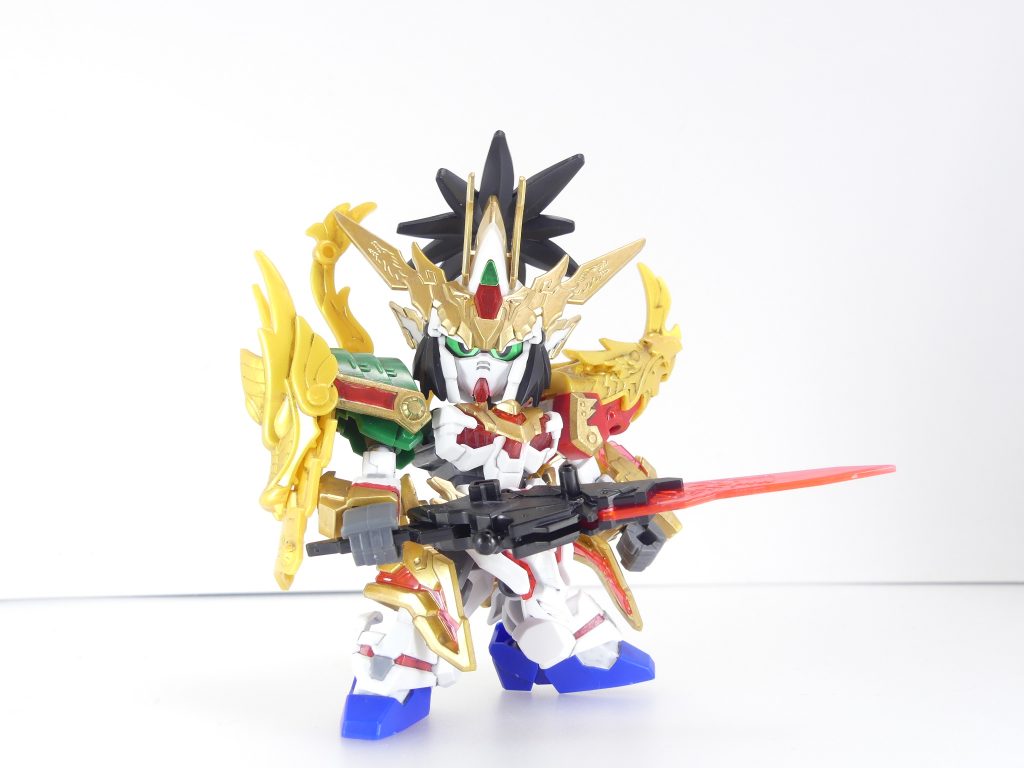 三位一体星龍斬もどき。
肩のジョイントは三国伝~SDCSと共通。すげ替えることができます。
写真の状態を再現するには劉備ユニコーンの腕のPCをPC-7に変更、関羽・張飛の肩に接続。それぞれの背中パーツを背中に差し込んで完成です。
・・・しかし肩鎧が大きいためポージングは大幅に制限されます。