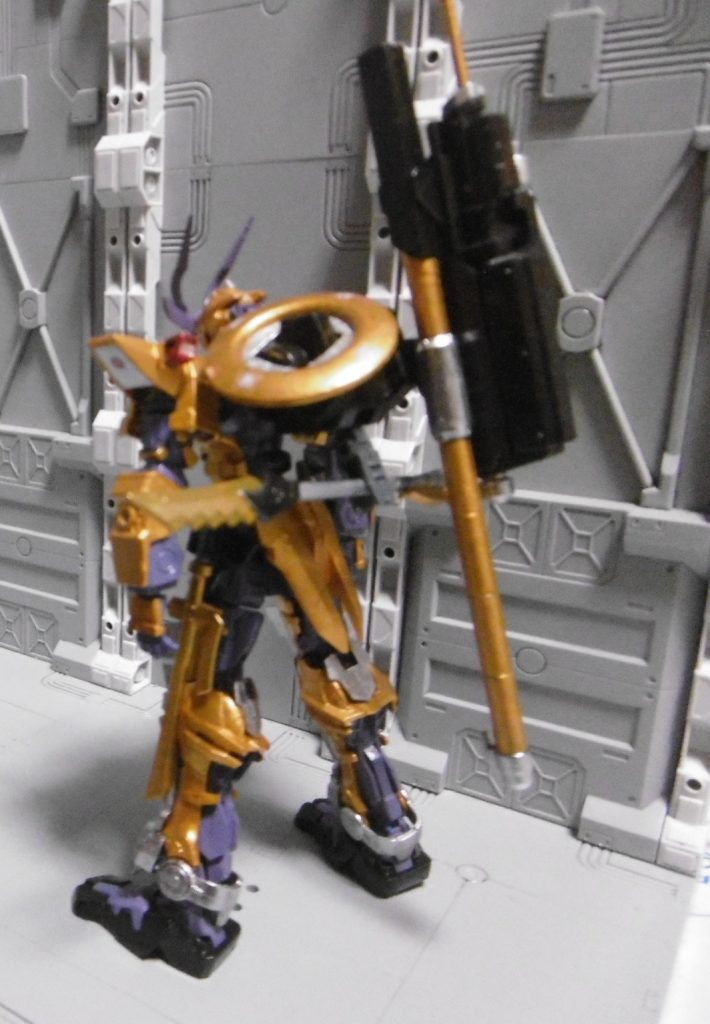 武器は、トツカノツルギx2・十手・扇子・薙刀・投げ銭・滑腔砲
滑腔砲の【銭極脚音】以外は固有名詞なし。それぞれに「黄金」と付くくらいです。脚音は左膳回での登場ですが、本来の持ち主はこのアストレイ。
投げ銭はバックパック左側に。引っ掛かっているだけなので、角度を付けると簡単に落ちます。被写体のピンボケに対してはすみません