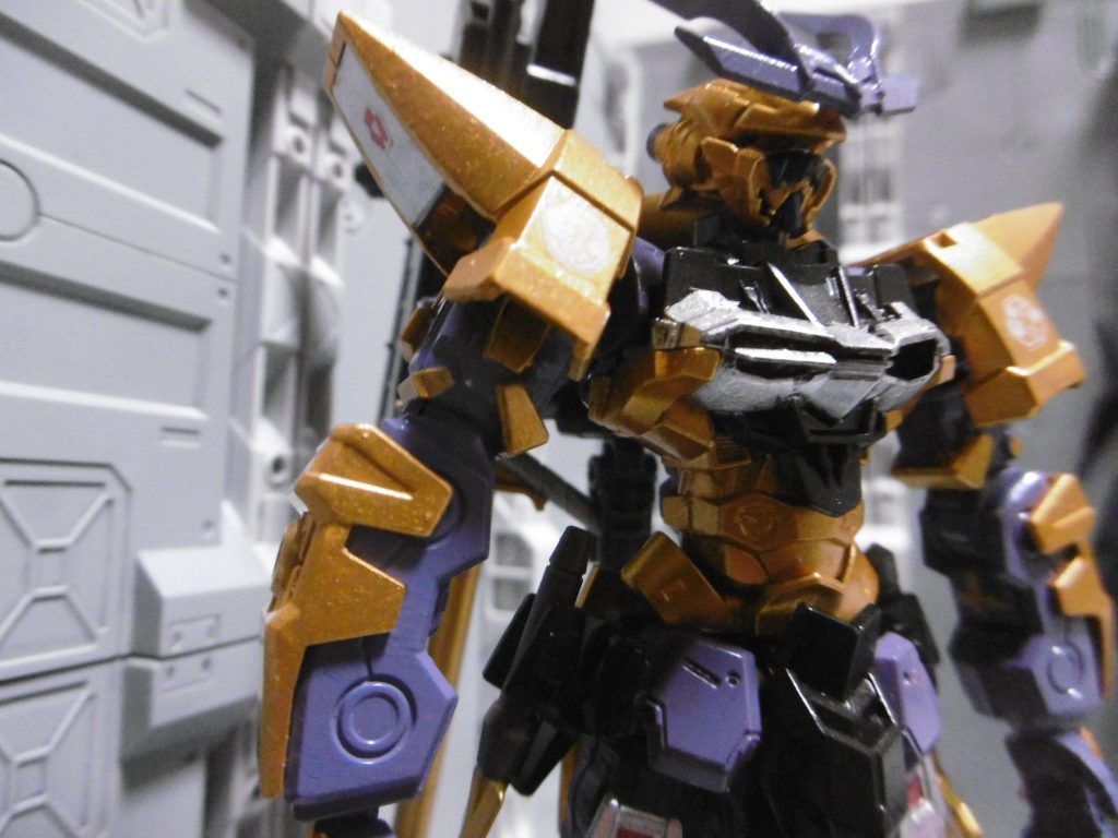 本来の各アストレイパーツを部分的に外すと、大分弱々しくも見えますね。軽くなった分、身軽に動けるのが大きなメリット