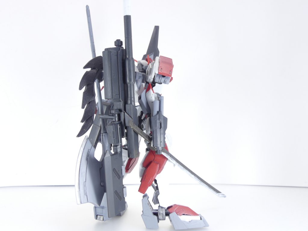 後ろから。左胸から伸びるブレードが大きく印象を変えていますが、前腕は改修前と同じバルバトスルプス。一見すると大差ないようにも見えてしまいます。その分武装は対オーガさん用に大きく追加しました。「武装テスター」たる彼女の「味」を、彼女自身のガンプラで示さんとしたのです。紹介順でどうぞ。・滑空砲:MSオプションセット1(第18改)・腕部200mm砲:MSオプションセット5(第21改)・バルバトスルプス用新型太刀:ハシュマル付属(第30改)・グシオンチョッパー・ハルバード:MSオプションセット3(第41改)他、肩部装甲にEz-ARMS(第40改)。ブレードにバインダーガン(第4改)を使用、右前腕にはガードフレームのライフル先端部を取り付けています。