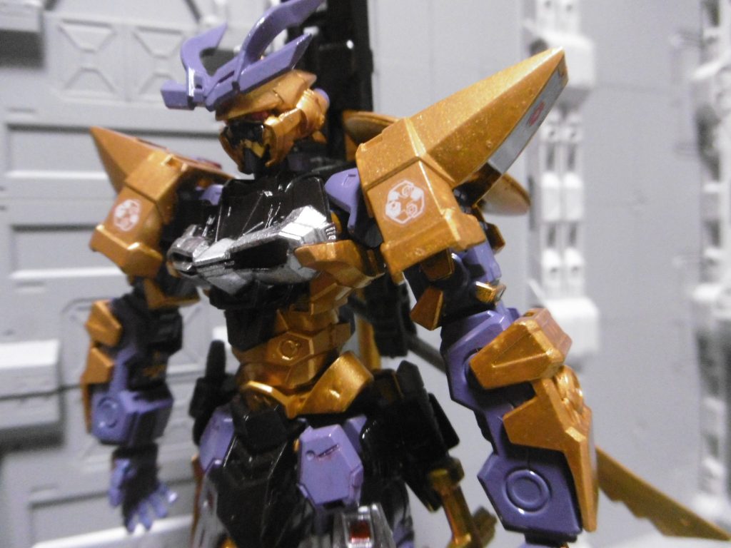 丁髷は当然なし。お調子者になるには未だ早い時期。
配色が悪代官由来なのは最初からで、丁髷を差す穴も後の伏線として残っています。これについての説明は後のネタバレに繋がるために、当時は伏せていました。文字数制限もありましたので