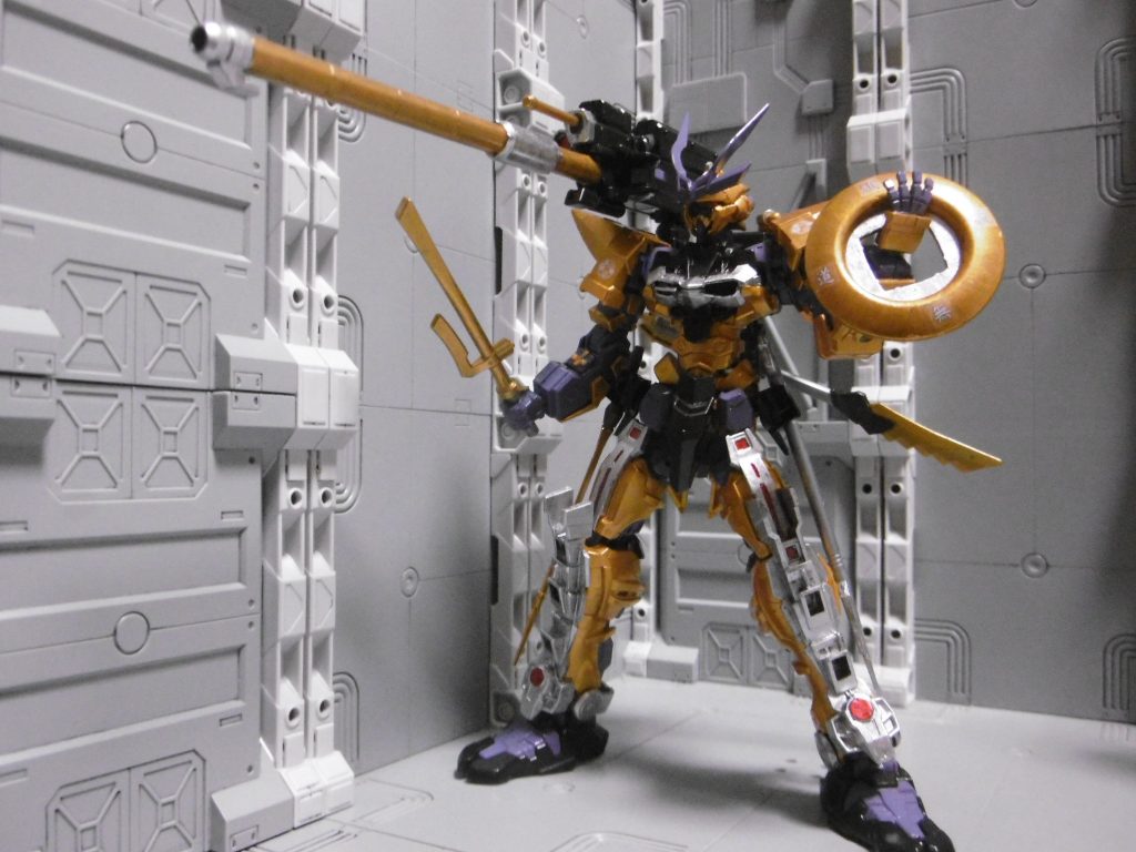 投げ銭はチャクラムのように使います。
ゲストレイの時のような特殊効果は全くありませんが、頑駄無道のマーキングはこの時点で普通にしていました。シールドを一切もたない代わりに、十手で攻撃を弾きます。受け流し技や柔術にも使え、カウンターも得意。対ビームコーティング処理によりビーム弾きも出来る、攻防一体の近接戦
悪代官の要素は当時一切触れていませんでした。上記の特性も相まって「武将+火付盗賊改方」といったイメージが最適かと思います。十手による格闘術と投げ銭が後者の要素で、詳しく説明せず「*奇妙な技*」として発言を濁しました。しかし*奇妙さではゲストレイの方が圧倒的に上です、残念ながら。*