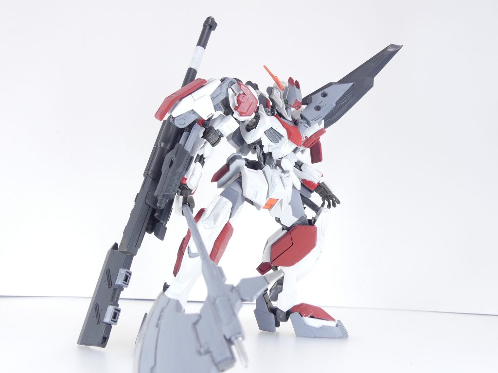 ガンダムグシオンカルメネールリトライ:「再挑戦」のため、一部パーツを新たにビルドしたカルメネール。スピード面は犠牲にし(戦場を自分で選択できたので)、自分の思い・・「味」を具現化する各種武装を新たに追加。ガンダムGP-羅刹と打ち合えるようにパワー面はさらに強化されたと言える。秋葉原工作室でバルバトスルプスのジャンク品を入手できたので、上腕から先をそちらに差し替え(改修前のカルメネールは無理矢理グシオンの上腕とルプスの前腕をつなげていました)。胸部装甲もそこから流用。もともと上記クリスマス編で破損した(設定)事へのリベンジと言うことで、左胸にブレードを追加。・・・これだと左が見えないって?それも最初からデメリットとして織り込み済みです。