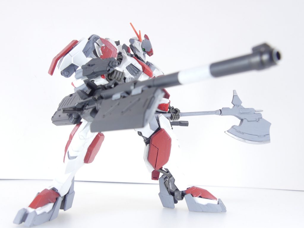 滑空砲:バルバトス用滑空砲。グリップも生きてはいるが、基本的には右前腕にくくりつけて使用。接近時の打ち合いを考慮し、グシオンチョッパーを直付けしている。ハルバード:グシオンリベイクのデフォルト武装。通常は背中に装備。太刀:密かにパーティクルソード(ミラクルニッパー)の技術を応用し切断力を高めた太刀。左腕の200mm砲は砲身先端を変えてショートバレルに。太刀はドライブラシ以外そのままです。