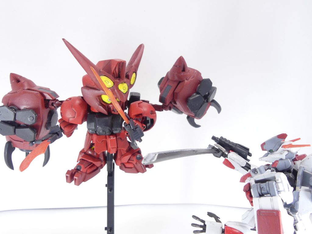 オーガさんとバトル(バグの影響かやっぱりSDに見えるけれど気にしない)。「武装」が、GBNの未来を繋いでくれる。これは今の筆者の気持ちそのものでもあります。現状さしたる改造ガンプラを作れる様相にない筆者にとって、この連載からいろんな「武装」を知ってもらう、ガンプラ作りやカスタマイズの「楽しさ」の一端に触れてもらう事は、ガンプラ自体の未来を繋ぐことでもあります。そう思って始めたのが「ガンプラビギナーズガイド」であり本連載でした。