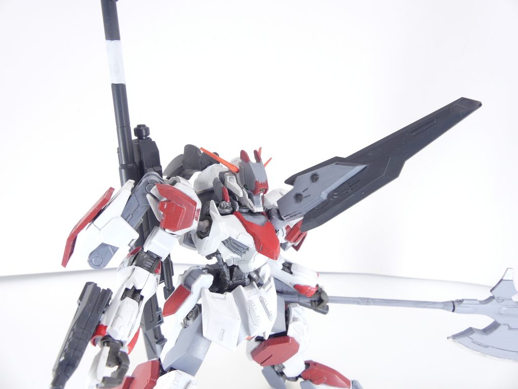 ハートブレード:左胸部分に搭載した特殊武装。ベースはバインダーガン。ある程度の角度調節が可能な有線式ブレードはバルバトスルプスレクスのテイルブレードにヒントを得ている。オーガ戦では一発使い切りを前提としている。のちにGNヴィンテージにも同様の有線ブレードを装備。右腕部160mmマルチディスチャージャー:煙幕弾や信号弾、貫通弾などをミッションにより選択できる実体弾射出装置。肩部には通常の装甲との間に電磁ナックルを挟みました。オーガ戦にあたって普通のシールドはとてもではないが使い物にならないという判断。