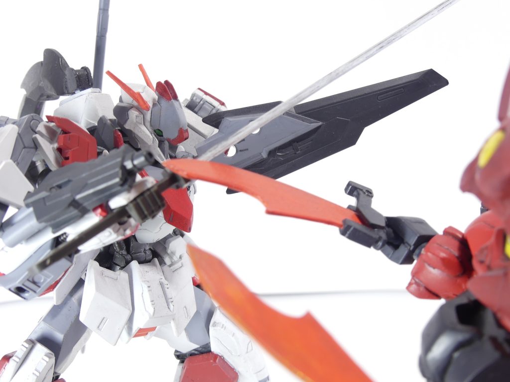 ・・・ふ、っふ、ふ・・・!!そうだ、その、「味」だァ!!聞こえてくる。オーガさんの、楽しそうな声。少なくとも、「楽しませている」ってこと。この前は、全く味、しなかったもんなァ・・・!!歯ごたえは、ある!!あなたに見せるために、ここまでの重装備でやってきたんだもの。スピード面は犠牲にして、ただ、あなたと打ち合うために・・・!ぐ!でも、やっぱり・・・ダイバーとしての力は、向こうの方が上か!・・・そうよ!!これが、あたしの「味」!あたしにはさしたる力は無い!ガンプラ作りの技術も足りない!でも、ね・・・!この、「武装」がある!あたし自身がみんなとビルドした、この「武装」がある・・・!あたし達がビルドした武装が、GBNの未来を繋いでくれる!それを、今はただ期待している・・・ッ!