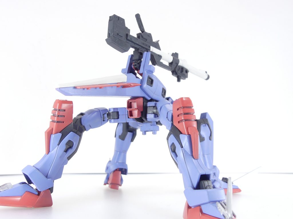 後ろから。イージスの頭や胸は取っ払っています。スキュラ発射口にプチッガイのAGP２軸接続端子を接着。後ろ足にはHGCEストライクのアーマーシュナイダーをつけました。