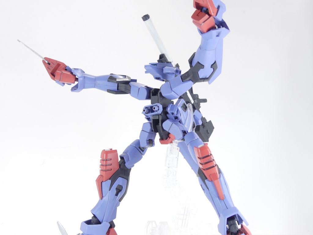 ちなみに単体では３ミリジョイントを持たないのでスタンドには対応していません。本写真は挟み込みジョイントで無理矢理立たせています。イージスの腰･･･「頭部」は不気味に可動します。