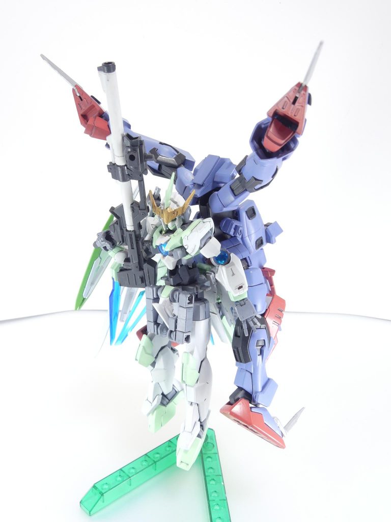 第44改「尊敬せぬ者」尊敬「しない」者。あたしは皮肉を込めて、そう呼んだ。「ネオ・ブレイクデカール」が、GBN中に蔓延した（第32改参照）。楽して強さを求めようとするダイバー達はそれにすがった。あたし達「有志連合」はそれに敢然と立ち向かった。あたしは新ガンプラであるGNヴィンテージ（第33改参照）と共に、修正パッチができるまでそれらの掃討、および初心者ダイバーの保護にあたってた訳よね。戦いは熾烈を極め、GBNの未来をかけた大激突が始まろうとしていて･･････うかつだったわ。そうとしか言いようがない。敵ダイバーの中の１機、バックパックだけのように見えたのはおとりで･･･ヴィンテージのバックパックを破壊、強制接合してきちゃったのよ。こっちの動きにも全く反応しなくなって･･･今、困ってるとこ。なに、何！？ヴィンテージが、勝手に動かされてる。味方を攻撃し始めた･･･あの、バックパックの仕業か！･･･って。ハッチが開いた、外へー