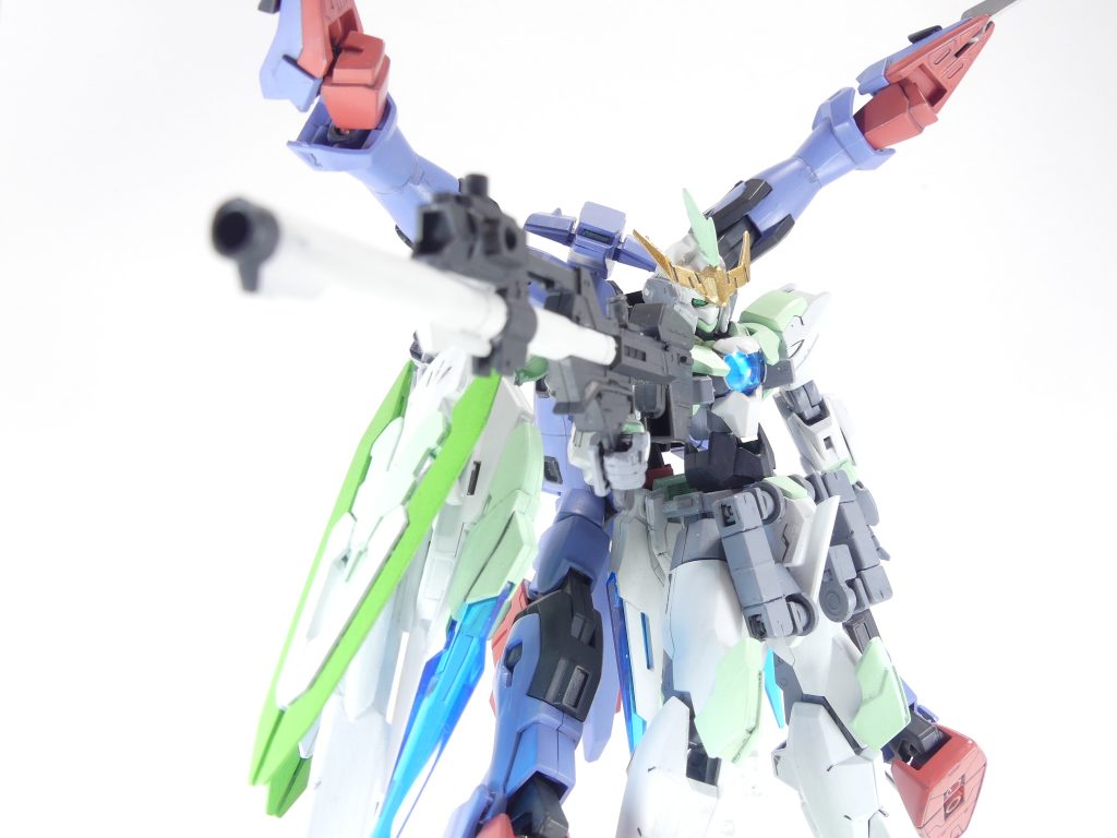 ガンダムRe:スペクター（プランB）：Re:スペクターがGNヴィンテージを取り込み己のものとした形態。本体部分の操作はネオ･ブレイクデカールにより遮断、バックパックであるRe:スペクターが操作する。ＧＮアサルトシールドなど、本来アルザスは未習熟のファンネル武装も自在に使用可能。これはアルザスが悪いわけではなく単純にダイバーの適性であろう。「SEEDコン、新作を１作は出したいけれど時間があまりにも足りない」。そんな状況でした。いっそのこと捨てても良かった･･･のですが、「GBNW」全体のラストを考えた時に「ラスボス」的なものが欲しいと思ってしまって。コンテスト用にドレッドノートガンダムは買いましたが、今回の完成分には全く使用していません。当初から「ドレッドノートもしくはその改装機にリジェネレイトのバックパック的な本体を付ける」というコンセプトには決まっており･･･今回は「プランB」としてバックパック部分のみを製作、あろう事かGNヴィンテージにドッキングさせてみました。これまでの連載でお気づきの通り、昨今の多くのガンプラのバックパック接続端子は「AGP２穴」を採用しています。これに自在にドッキングし操るガンプラバトル版リジェネレイトです。巨大なバックパックがラスボス･･･アルザス最後の相手にふさわしいではありませんか。