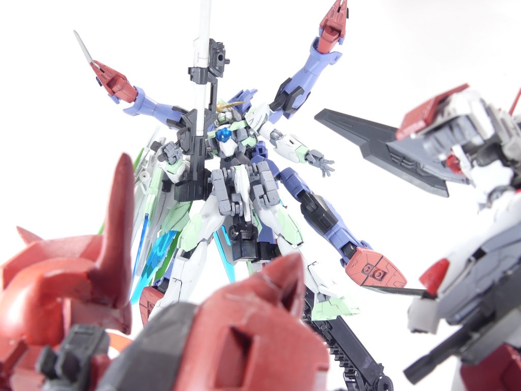 ･･･バックパックに喰われたか？アルザス。GP-羅刹（やっぱりバグの影響でSDに見えるわね）・・・？あれ、オーガ！あのバトルの後いつの間にか飲み友達になった、オーガじゃないの！そうそう、そうなの･･･って、冗談を飛ばしてる暇はないか･･･！早く、ガンプラを取ってこい。そうじゃなきゃ俺が･･･あれを、喰う。･･･そうよね。またヴィンテージ、壊されて･･･「いやー、あたしのヴィンテージが！」なんてなりたくはないものね･･･！戦いは、まだ続いてる！カルメネールを、フォースネストから射出。背中の径の合わないこの子なら、行けるでしょ！あのバックパックお化けに教えてやらないと。ね、オーガ。･･･そんなことで、強くなるわけじゃないんだって。「武装」は、自分で選んで、自分で作ってこそ、力を発揮するんだって事･･･！戦いは、これから･･･！