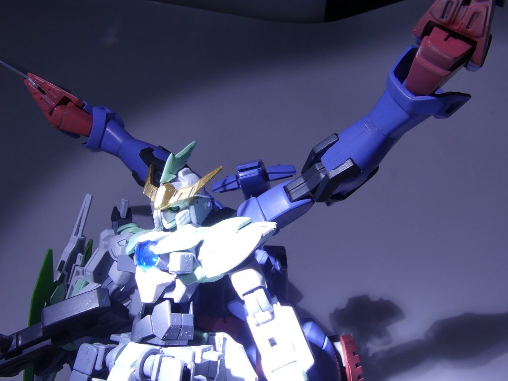 暗闇の中でもう一枚。合体後も脚部はスラスターやビームサーベルとして使用可能。四肢がX字になるところがXアストレイっぽいかなと思い･･･