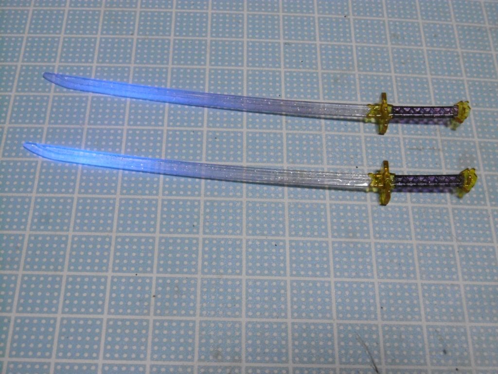 刀の刃にはブラックライト反応する塗料【Ｅｘ－蛍光クリアー】
塗装面は、つやありクリアー
刃にのみ塗っていて、それ以外では反応しません

従来の忍者ＭＳにおける「特殊格闘」と同じ表現をしていますが、今回は粒子と霊刀の意味で使いました。その特性上、対物理防御装甲を無視する点は変わらず