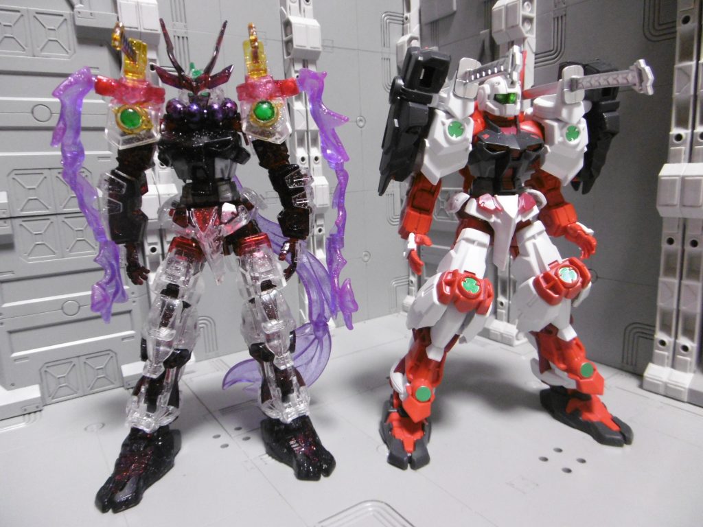 戦国アストレイ（だった者）と。
頭部を概ね使い切り、近くにあったパワードジムのを乗せました。
意外としっくり来ていて結構気に入ってます