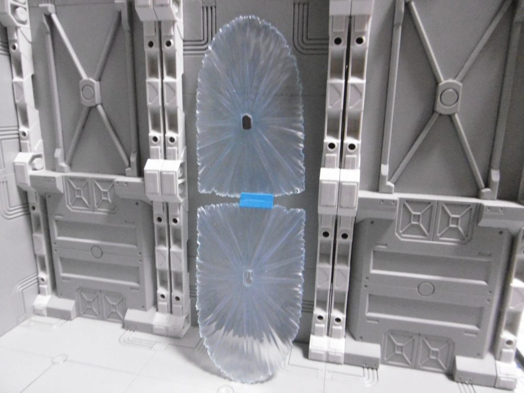 あとはシールドと同じような色で塗って完成。ドムトルーパー専用の忍具。
スクリーミングニンバスじゃなくても、攻防一体兵器は一応あったという事になります。見た目はダサくても実用性は十分で「発覚さえしなければダサかろうが関係ありません」
それに忍びの者なら、極力見つからずにいてほしい(切実な願い)