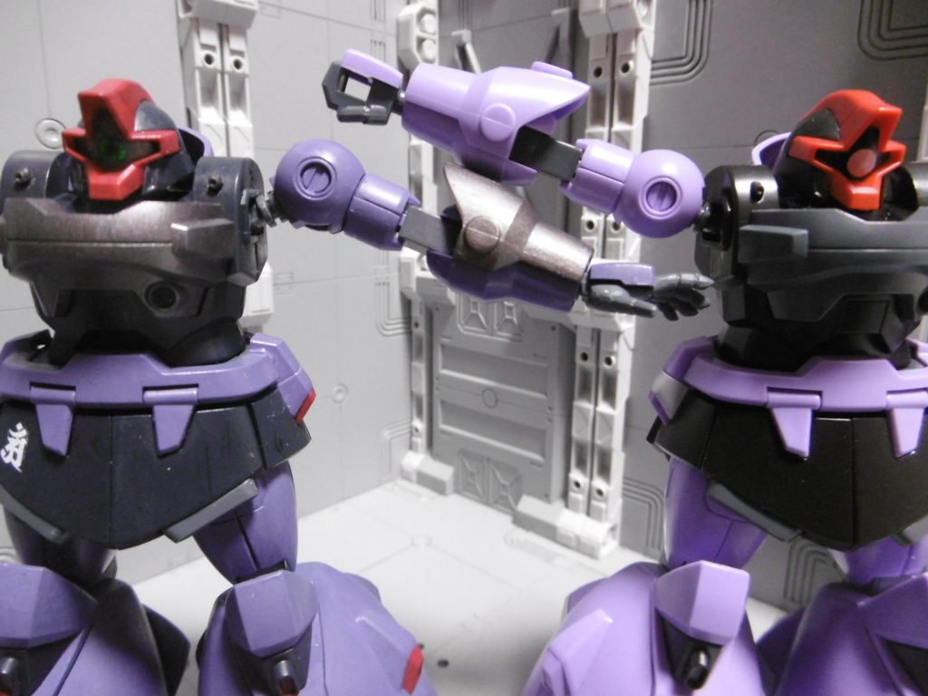 カバーを付けた場合、PCの露出がほぼ無くなる代わりに、肩上げが大きく制限されます。
肩アーマーありでもここまでしか上がらず、ドムトルーパーとして見ると大きなデメリットでしょう。ニンジャとしても致命的。
しかし今回の場合は、忍者とニンジャを共存させています。忍者として見れば、大きく振りかぶるモーションは隙だらけ。カバーは外見重視な理由で付けているだけなので、不要であればいつでも簡単に外せます。短く加工すると露出面も増えるため、外見か可動性のどちらかに