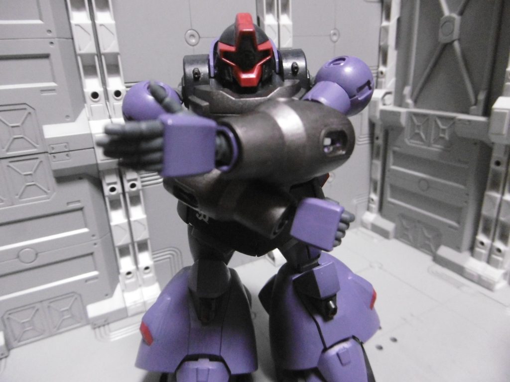 肩アーマー無しの利点は、肩を大きく引き出せるコト。
前方で腕を交差させられます。
ただ、これ自体は素組トルーパーでも普通に出来たり