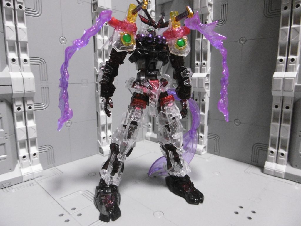 戦国ＰＰＣから大きく変えずに、肩と脛から一部パーツを減らして軽量化。
ＰＰＣ赤の上からクリアーブルーを筆塗り。紫になるかと思いきやダークチェリーっぽくなりました。でもＮＩＮＪＡらしく感じます。
両肩と背面にディナイアルエフェクトを使用。肩の緑はＨ・アイズを接着し、上からクリアーグリーンを筆塗りで発色良く。
数珠は背面エフェクトと合わせて、マフラー状になるよう見立てています。正面からのみですが。