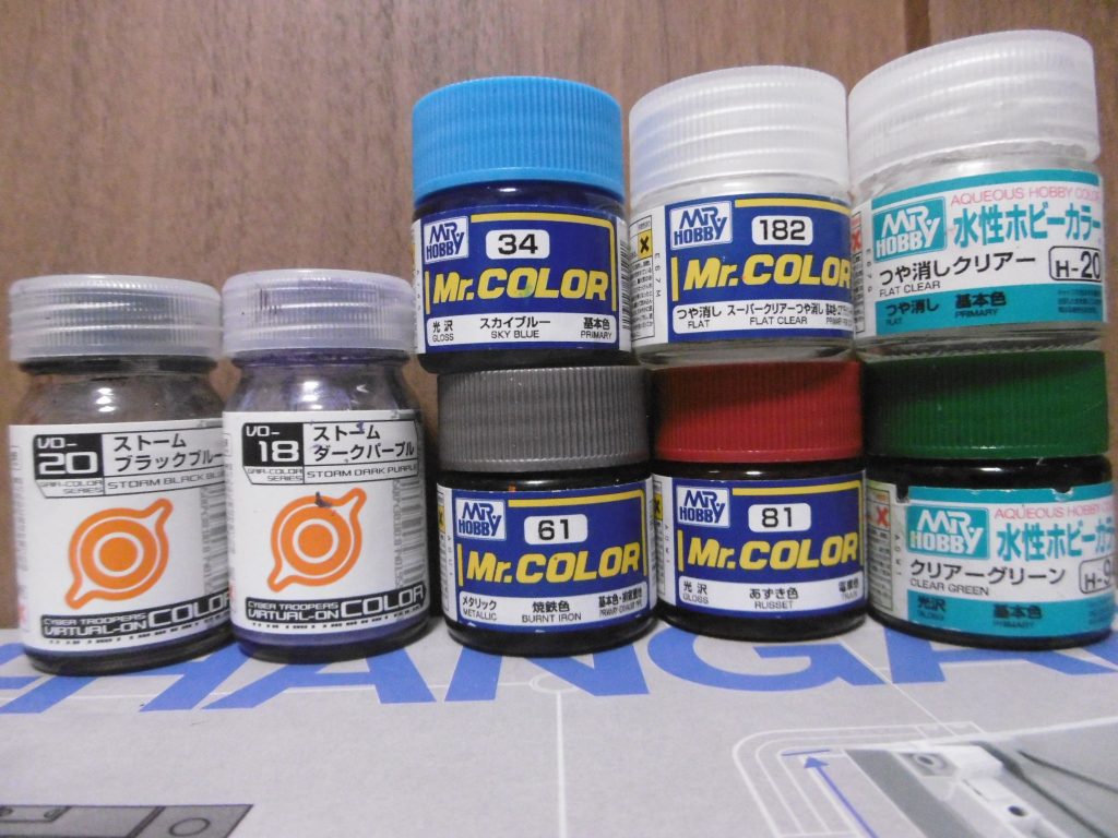 成型色と比べて、全体的に暗めの塗料にしました。メインカラーは忍者MS化の定番となりつつある、バーチャロンカラー。これの発色が良すぎて、あらゆる忍者MSに多用していたりします。
ABSには普段塗装しませんが、今回は接続や可動に関係ない箇所にのみ水性ツヤ消しクリアーの筆塗り。ラッカー性だと砕けそうな気がします
この機体でのSEEDコン参加は、直前までかなり迷っていました。しかしニンジャ枠としてのドム系に対する反応も少し気になるので、1体目として送り出します。従来に比べ、分かり易い忍び表現になっていれば幸いです