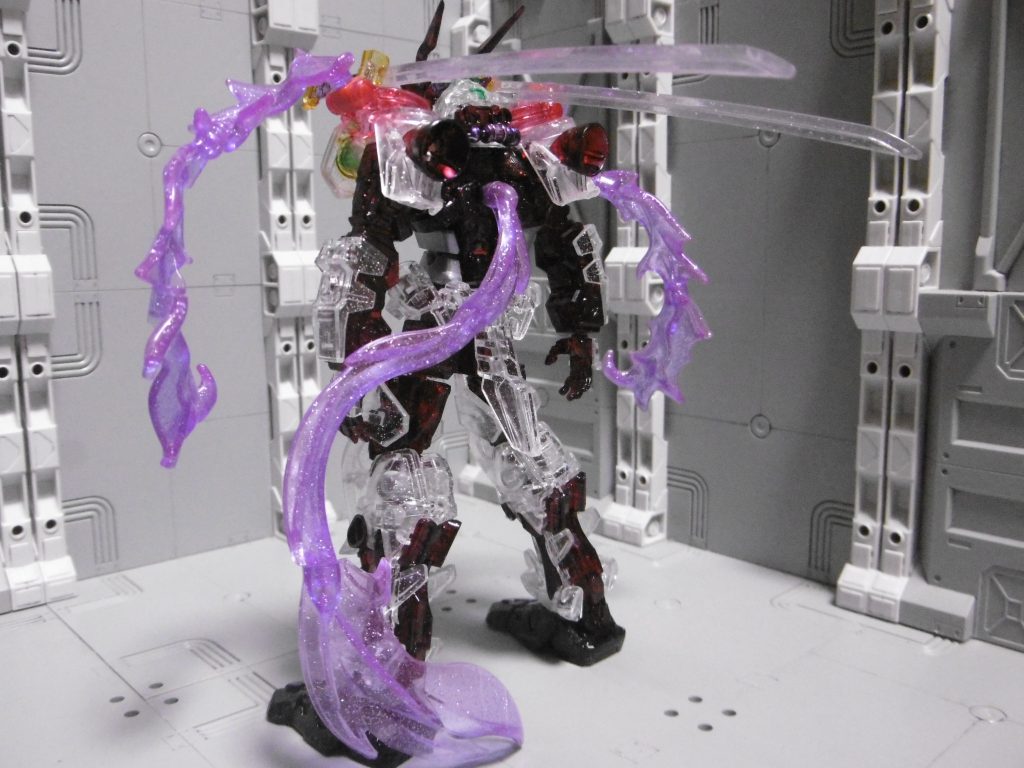 背面。肩アーマーは正面側と同じく、下部を切断